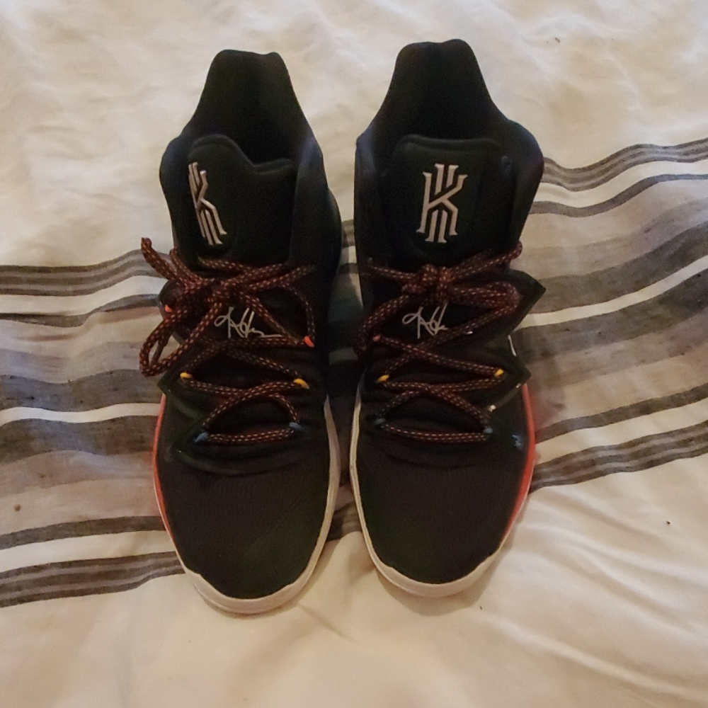 Kyrie 5 'Friends'